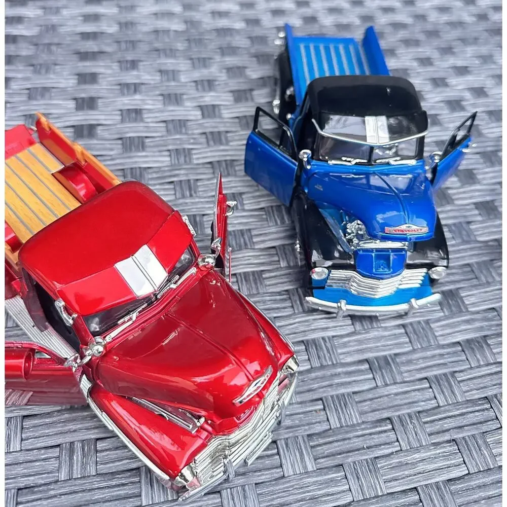 A50 Lot of 3 Diecast 1947-53 Chevrolet Pickup Trucks 1:24 Scale Classic Vintage
